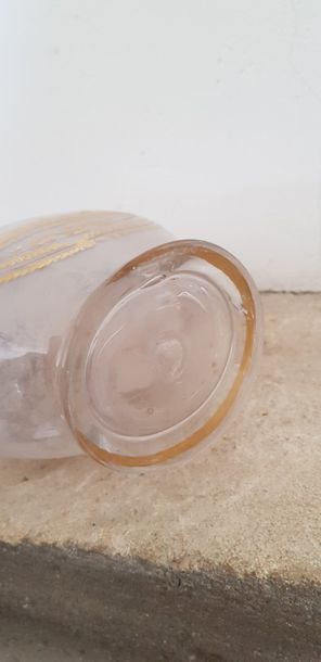 Bouteille formant verseuse en verre à décor...