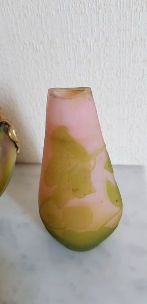 Une coupe et un vase dans le goût art no...