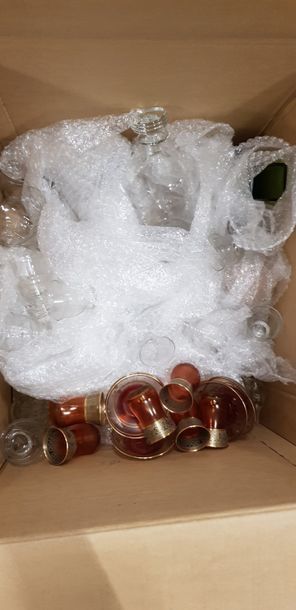Un carton de verreries diverses