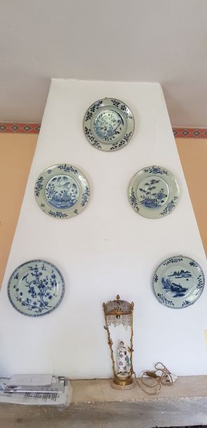 Suite de 5 assiettes en porcelaine de la...