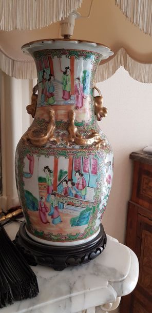 Un vase en porcelaine de Chine polychrome...