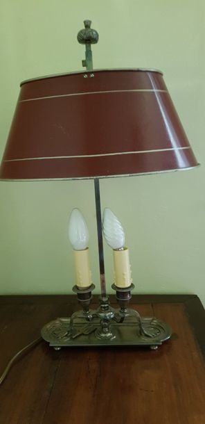 Petite lampe de bureau reposant sur une base...