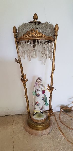 Lampe à décor d’un portique en métal doré...