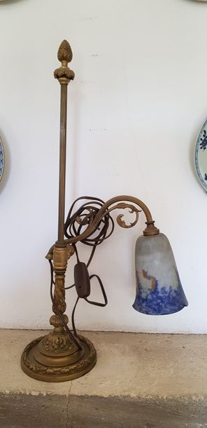Lampe à décor d’un portique en métal doré...