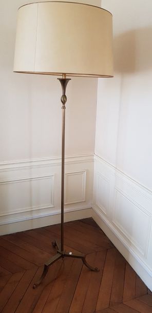 Lampadaire tripode en laiton, années 1950....