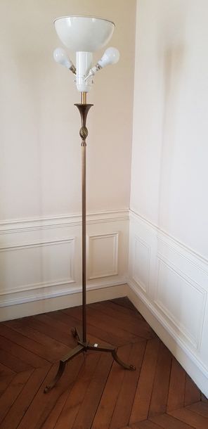 Lampadaire tripode en laiton, années 1950....