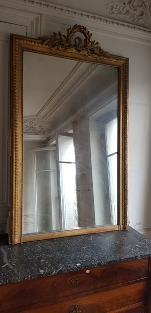 Un miroir de cheminée cadre doré