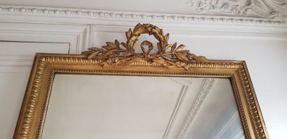 Un miroir de cheminée cadre doré