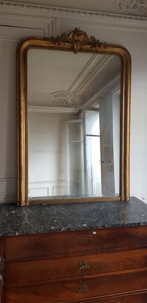 Un miroir de cheminée cadre doré