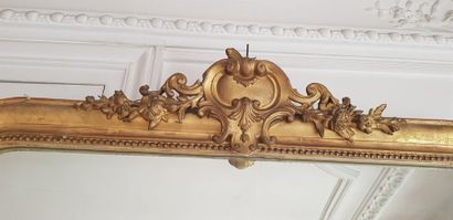 Un miroir de cheminée cadre doré