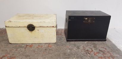 Chine Xxème s., 2 coffres en bois laqué blanc...