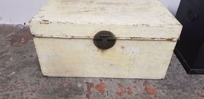 Chine Xxème s., 2 coffres en bois laqué blanc...