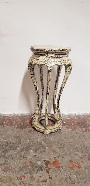 Asie, stèle en bois laqué blanc, H : 91 cm...