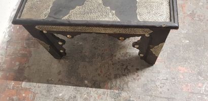 Table basse de style oriental en bois, clous...