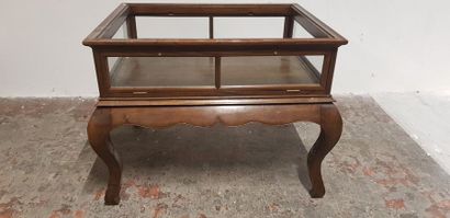 Chine Xxème s., table basse faisant vitrine,...