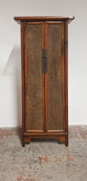 Chine Xxème s., petite armoire en forme traditionnelle...