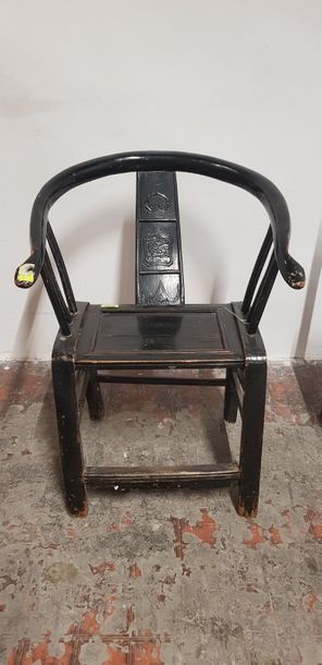 Chine Xxème s., un fauteuil et une chaise...