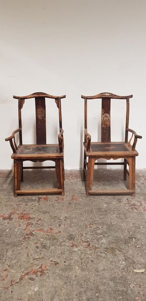 Chine Xxème s., 2 fauteuils traditionnels...