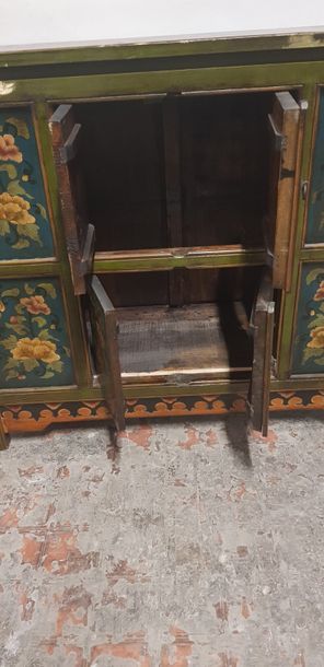 Chine Xxème s., Meuble peint ouvrant à 4...