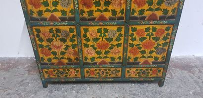 Chine Xxème s., Meuble peint ouvrant à 4...