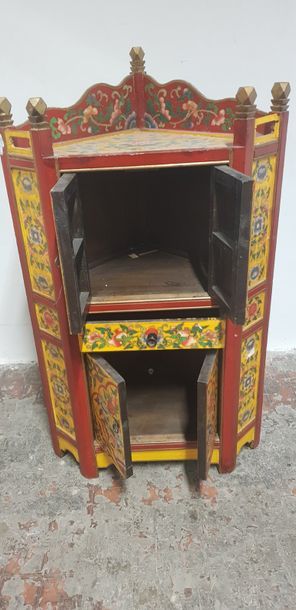 Tibet Xxème s., Meuble d'angle ouvrant à...