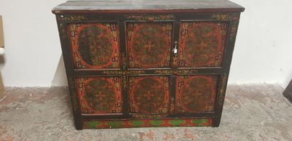 Chine Xxèmes., Meuble peint ouvrant à 4 vantaux,...