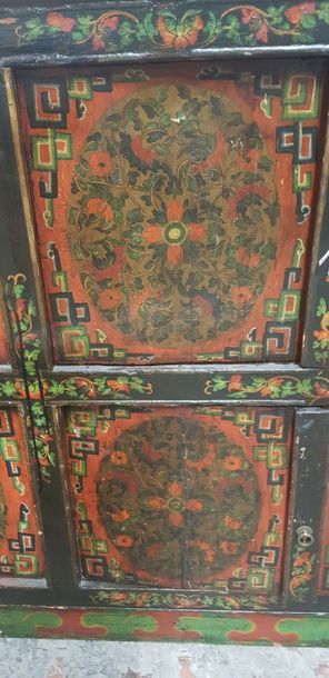 Chine Xxèmes., Meuble peint ouvrant à 4 vantaux,...