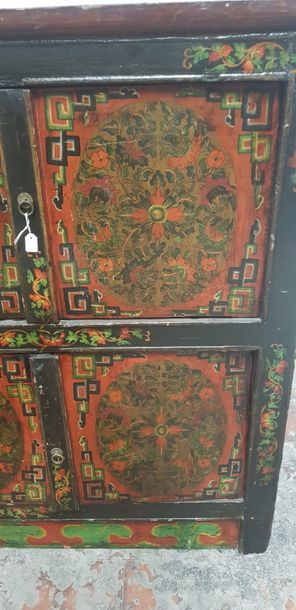 Chine Xxèmes., Meuble peint ouvrant à 4 vantaux,...