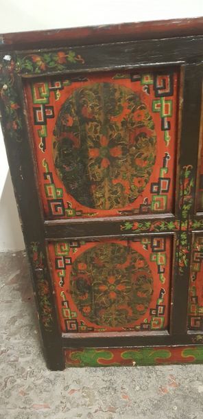 Chine Xxèmes., Meuble peint ouvrant à 4 vantaux,...