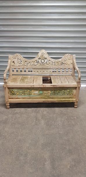 Banc en bois sculpté dans le goût indonésien....