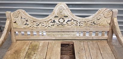 Banc en bois sculpté dans le goût indonésien....