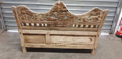Banc en bois sculpté dans le goût indonésien....