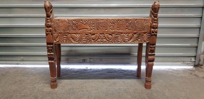 Banc en bois sculpté dans le goût indonésien....