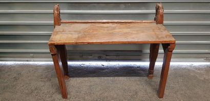 Banc en bois sculpté dans le goût indonésien....