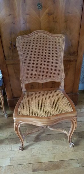Suite de 6 chaises et 2 fauteuils en bois...