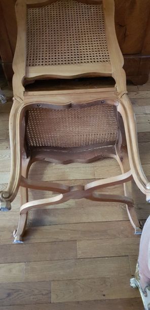 Suite de 6 chaises et 2 fauteuils en bois...