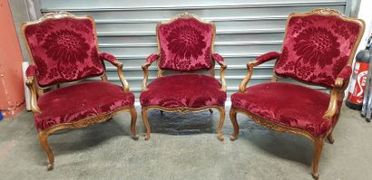 Suite de 3 larges fauteuils dossier « à la...