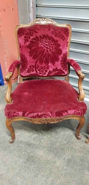 Suite de 3 larges fauteuils dossier « à la...