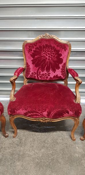 Suite de 3 larges fauteuils dossier « à la...