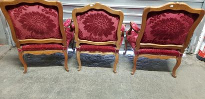 Suite de 3 larges fauteuils dossier « à la...