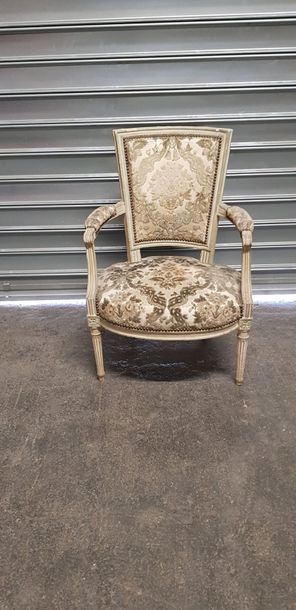Suite de 3 larges fauteuils dossier « à la...