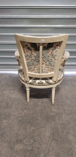 Suite de 3 larges fauteuils dossier « à la...