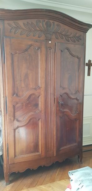 Armoire en bois naturel à 2 portes moulurées...