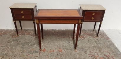 Ensemble de mobilier de style Louis XVI comprenant...