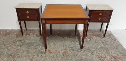 Ensemble de mobilier de style Louis XVI comprenant...