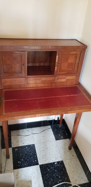 Petit bureau à gradin en bois de placage....