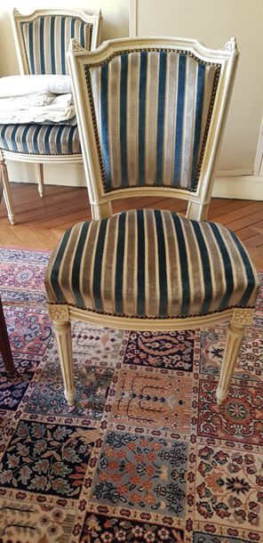 Suite de 6 chaises laquée blanc et dossier...