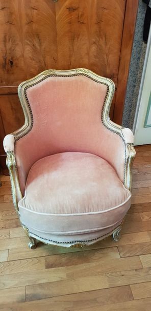 Bergère et fauteuil au modèle, en bois mouluré...