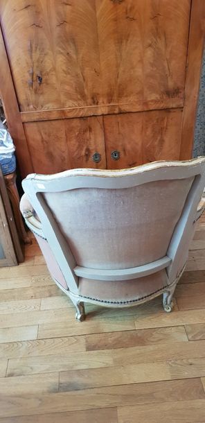 Bergère et fauteuil au modèle, en bois mouluré...