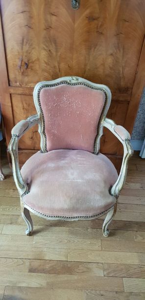 Bergère et fauteuil au modèle, en bois mouluré...